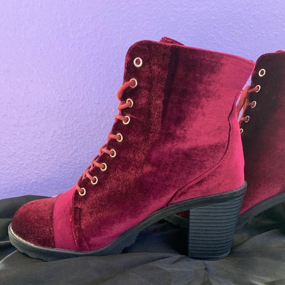 Shoes - ⭐️Velvet Booties⭐️